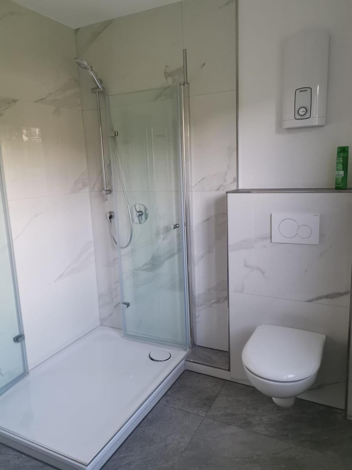 Modernes Stilvoll Eingerichtetes Appartement レスラート エクステリア 写真