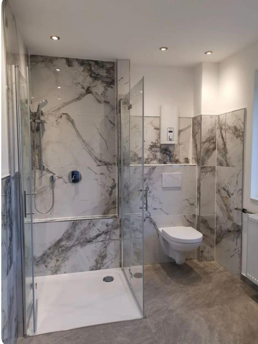 Modernes Stilvoll Eingerichtetes Appartement レスラート エクステリア 写真