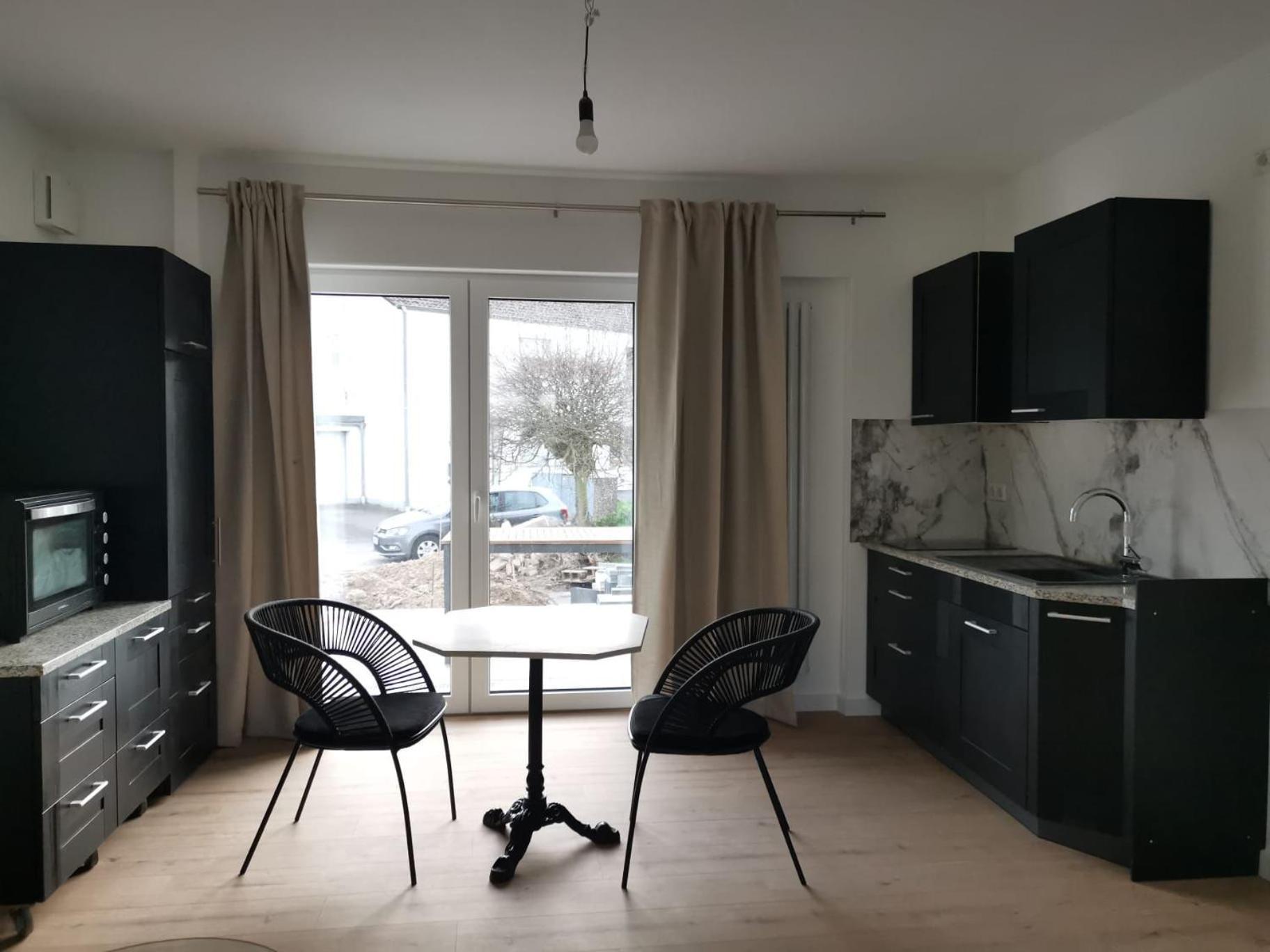 Modernes Stilvoll Eingerichtetes Appartement レスラート エクステリア 写真